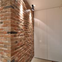 Dekoratívne osvetlenie tehlovej steny v podkrovnej chodbe
