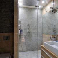 Kúpeľňa so sprchovacím kútom v štúdiovom apartmáne série