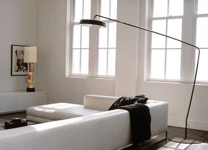 Světlý obývací pokoj s designovou stojací lampou