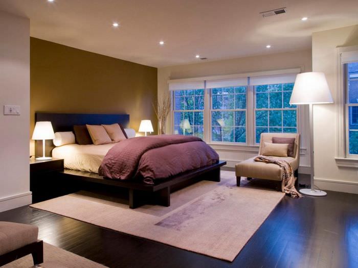 الأضواء الكاشفة والمصابيح الأرضية في تصميم إضاءة غرفة النوم