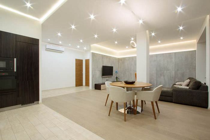 Světelný design v moderním obývacím pokoji