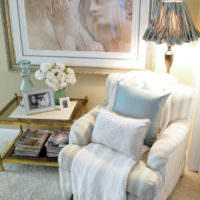 Stojací lampa za křeslem v obývacím pokoji v klasickém stylu