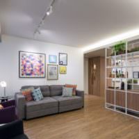 Interiér moderního obývacího pokoje se stropním osvětlením
