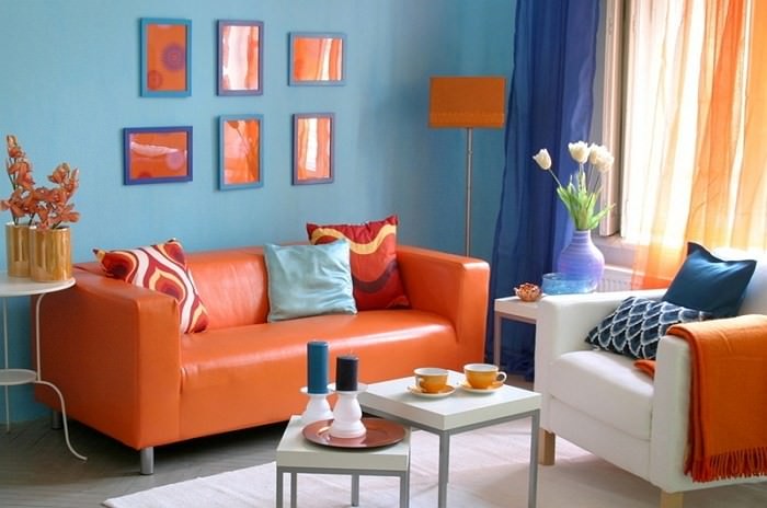 Oranžová farba v interiéri obývačky