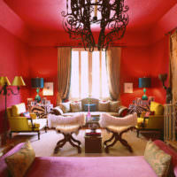 צבע אדום בפנים החדר