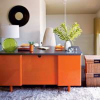 Orangefarbener Tisch im Inneren des Zimmers