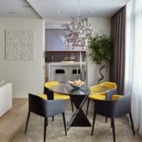Sivé a žlté stoličky v obývačke