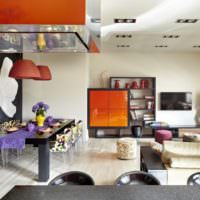 Kombinácia oranžovej a čiernej v dizajne miestnosti