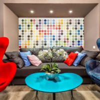 Modré a červené farby v dizajne obývačky