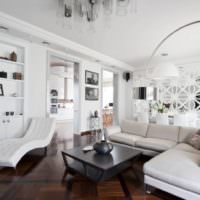 Biela obývacia izba súkromného domu