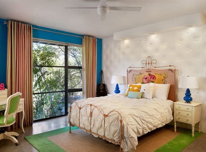 עיצוב חדר שינה בסגנון מעורב עם אלמנטים דקורטיביים בהירים