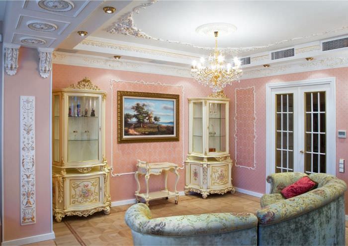 Křišťálový lustr na stropě obývacího pokoje v klasickém stylu
