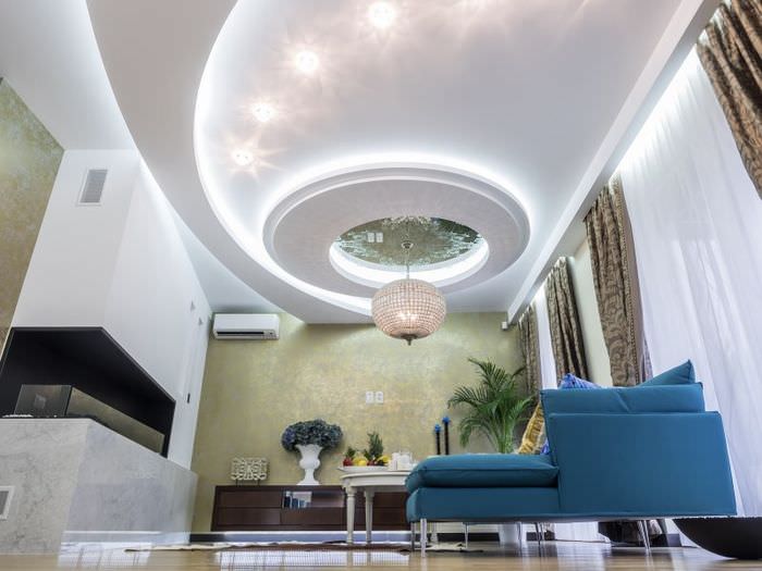 Smuk loftsstruktur med lys belysning i gangen i et privat hus