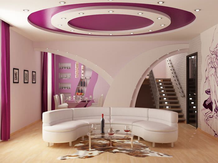 Bílý strop s fialovými akcenty