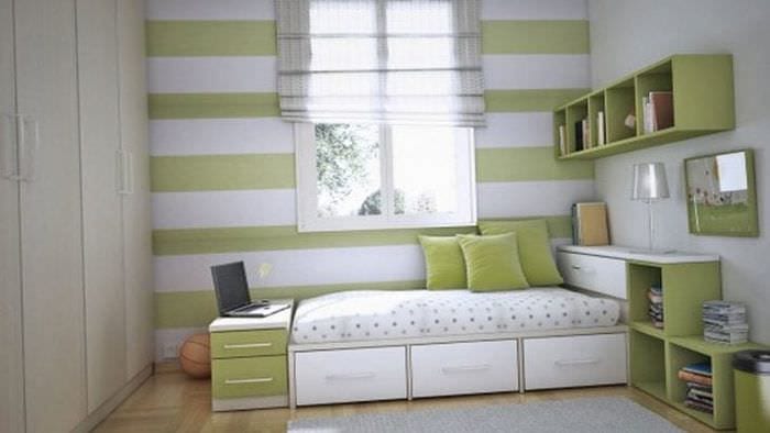 Moderní nápady na tapety do dětského pokoje v teplých barvách postele