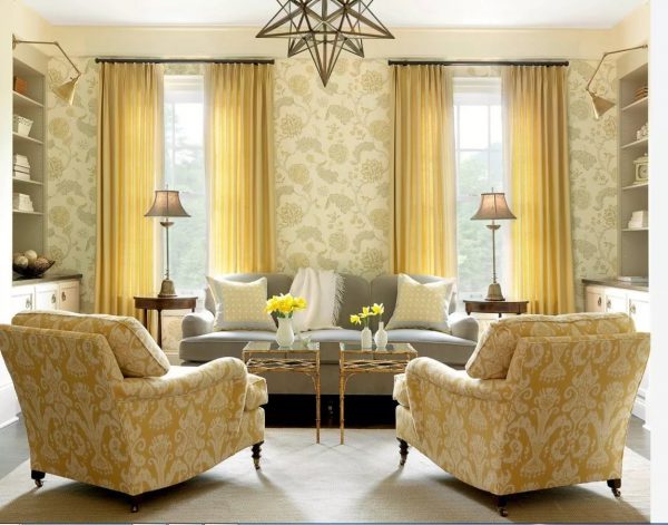 For å spare penger vil muligheten for å matche farge til fargen på møblene være ideell. Når du endrer tapetet (som endres oftere enn møbler), kan gardinene ikke byttes ut.