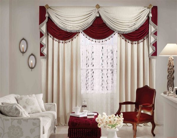 Okno může být hlavním prvkem interiéru, pokud zvolíte jasný design. Je lepší, když tkanina není jednobarevná a bude kombinována s jiným textilem a doplňky.