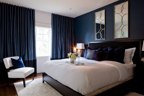 За спалнята е по -добре да изберете тъмни затъмнени завеси, които ще ви помогнат да защитите чувствителния сън от слънчевите лъчи.