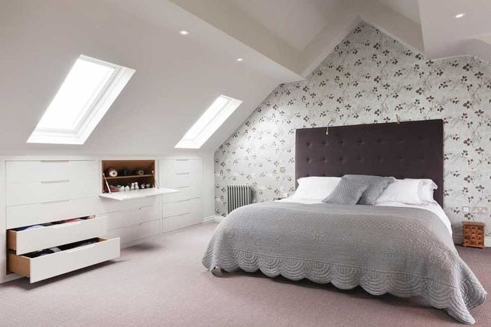 עיצוב פנים של חדר שינה בעליית הגג