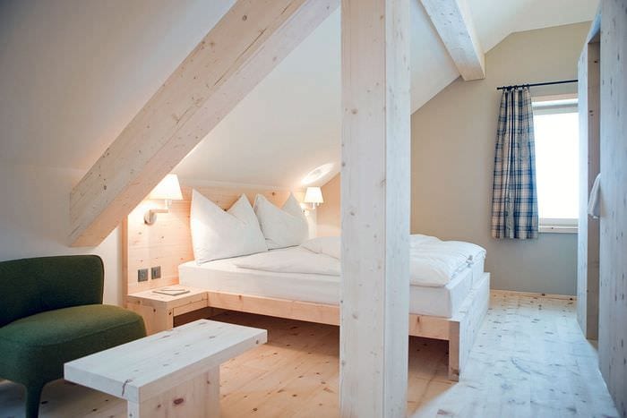 חדר שינה בעליית הגג עם רצפה חמימה