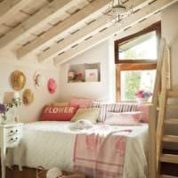 חדר שינה בעליית הגג עיצוב מסוגנן