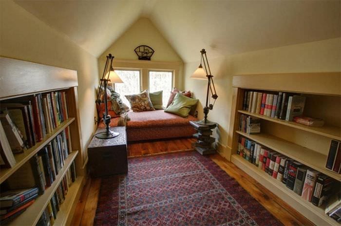 ספריית חדר שינה בעליית הגג
