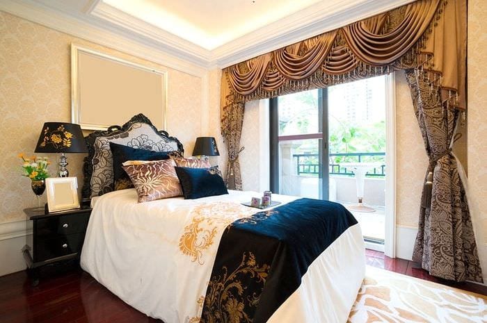класическа спалня с ярки акценти