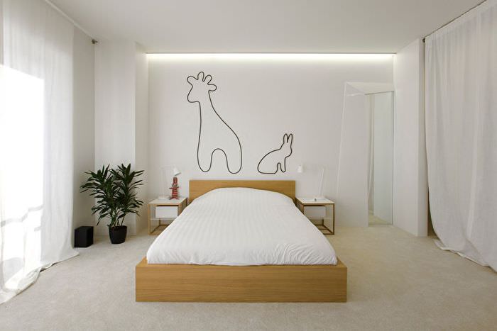 Очертания на зверове по бялата стена на модерна спалня