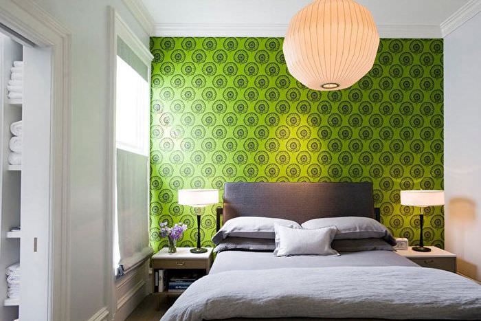 Зелен тапет на стената на модерна спалня