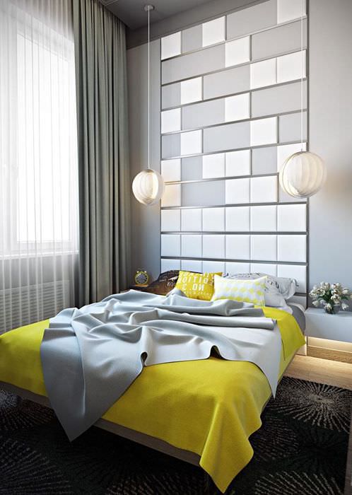 Сива спалня с жълто покривало на леглото