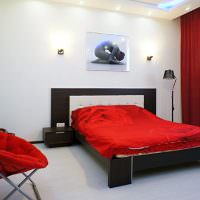 Rød lenestol i moderne soverom