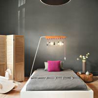 Необичайна лампа в сива спалня