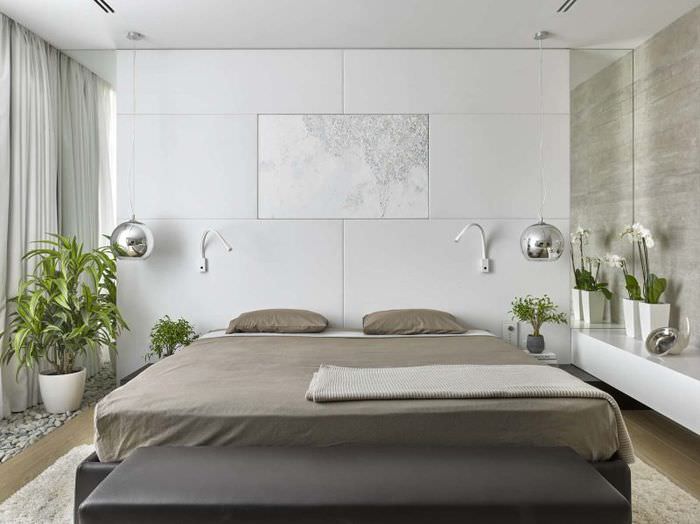 Grå seng i interiøret i et moderne soverom