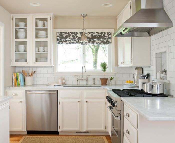 Kjøkkenveggdekorasjon med hvite keramiske fliser