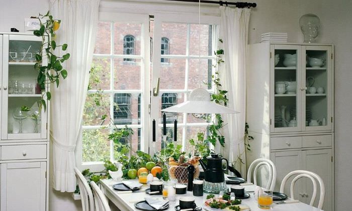 Dekorative Vorhänge am Küchenfenster im rustikalen Stil