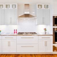 stilvolles Design einer hellen Küche