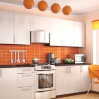weißes Küchenset mit orange