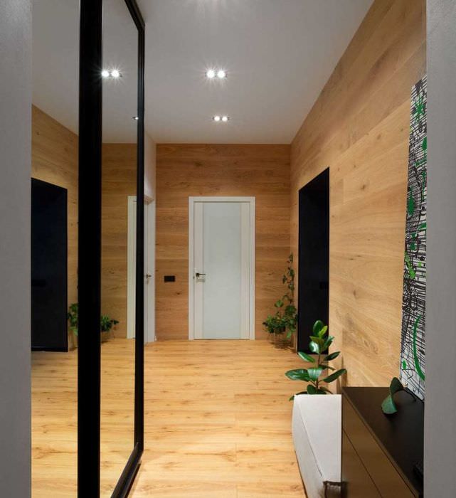 Trädekoration av korridoren i en tre-rumslägenhet