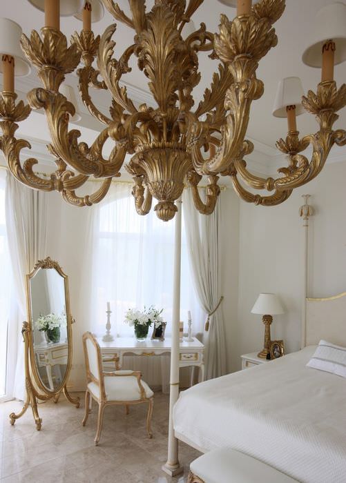Ljuskrona med en gyllene nyans i ett klassiskt sovrum