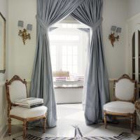 Italienska gardiner på dörren i vardagsrummet