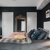 Modernt sovrum med svarta väggar