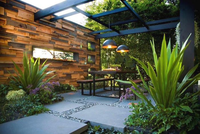 Suunniteltu moderni rentoutumisalue puutarhatontilla vapaasti
