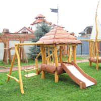 Lasten leikkipaikka puusta kesämökillään