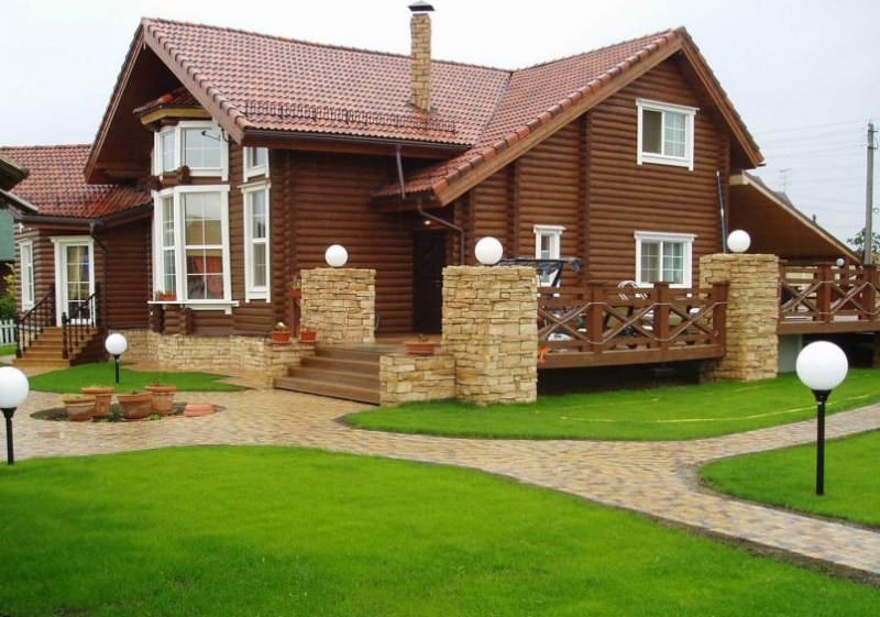 Дървена къща на каменна основа с външна тераса