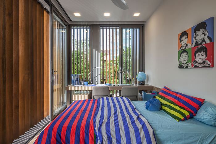 כיסויי מיטה בפסים צבעוניים על מיטת ילדים