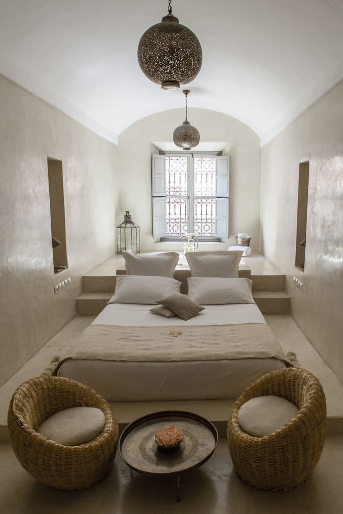 Дизайн на тясна спалня в ориенталски стил