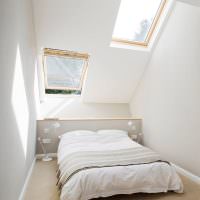 Интериор на бяла спалня на тавана