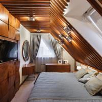 Tredekorasjon av et soverom på loftet i et landsted