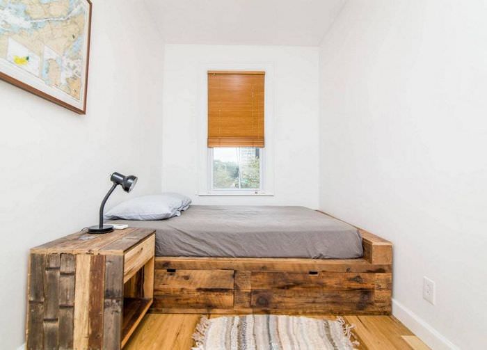 Спално място на дървен подиум в тясна спалня