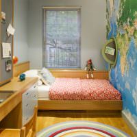 Географска карта на стената на детската стая